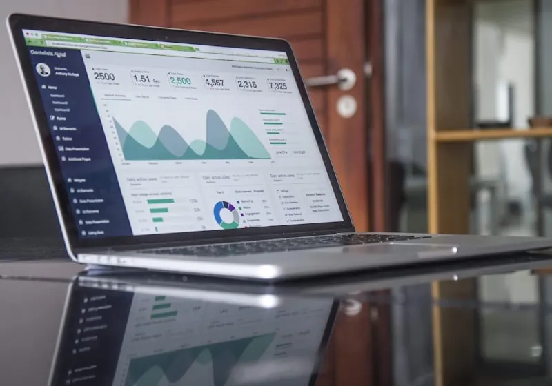 Equipe da Onda Digital analisando métricas e resultados de campanhas digitais